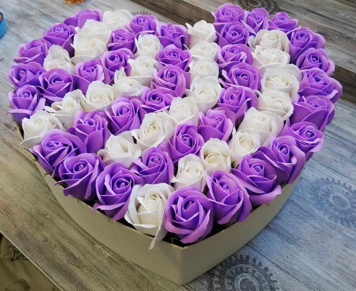 Aranjament din 64 trandafiri de sapun in cutie alba si in forma de inima