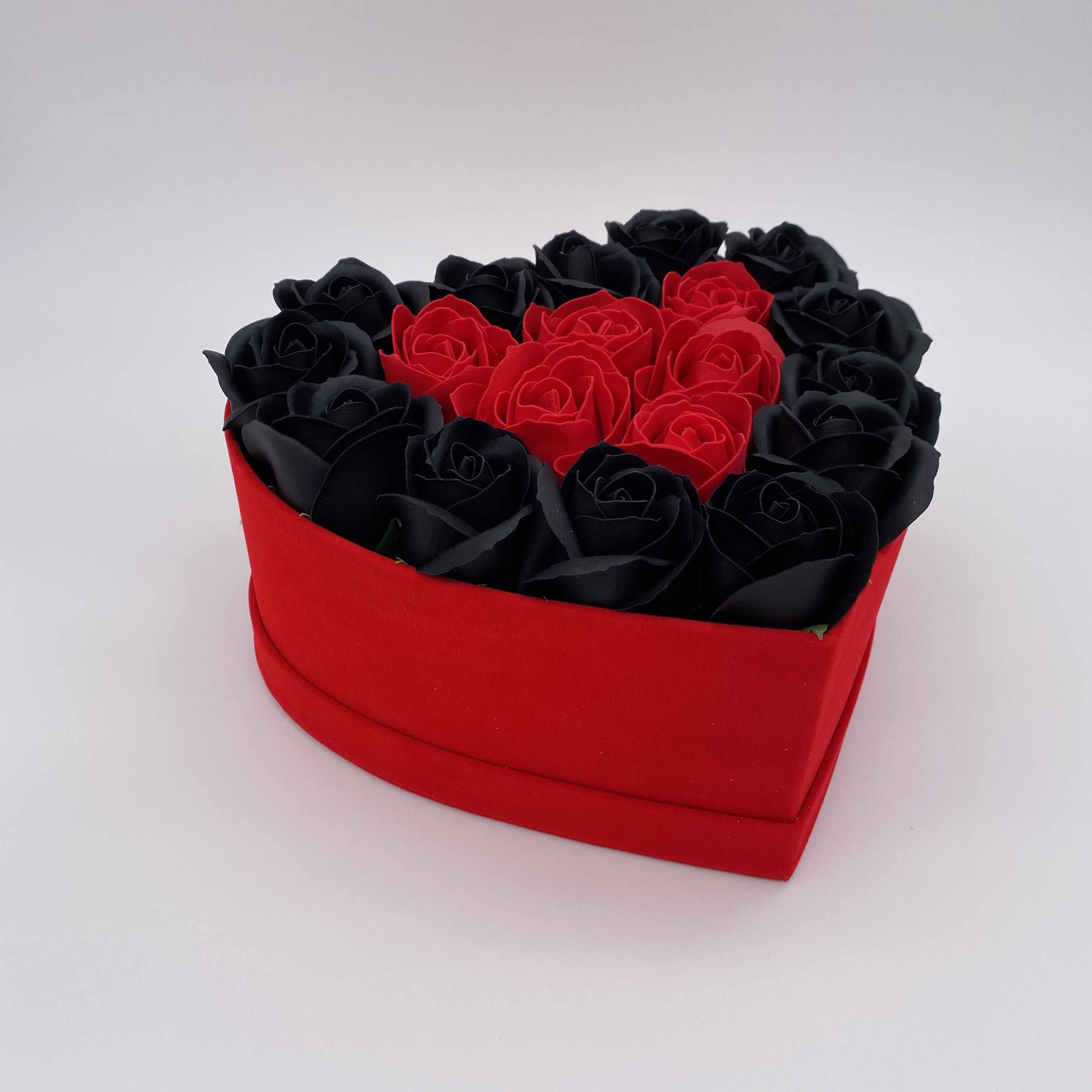 Aranjament Floral in forma de Inima, 19 Trandafiri Rosii/Negri, Cutie Rosie de Catifea, Mic