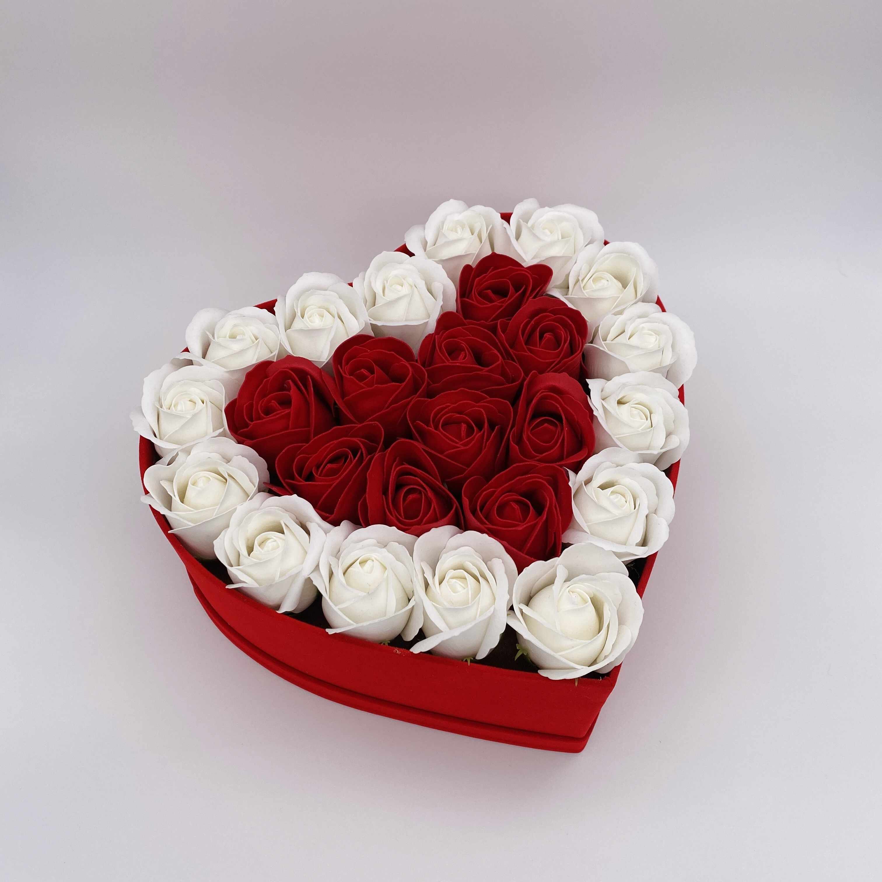 Aranjament Floral in forma de Inima, 25 Trandafiri Rosii/Albi, Cutie Rosie de Catifea, Mediu