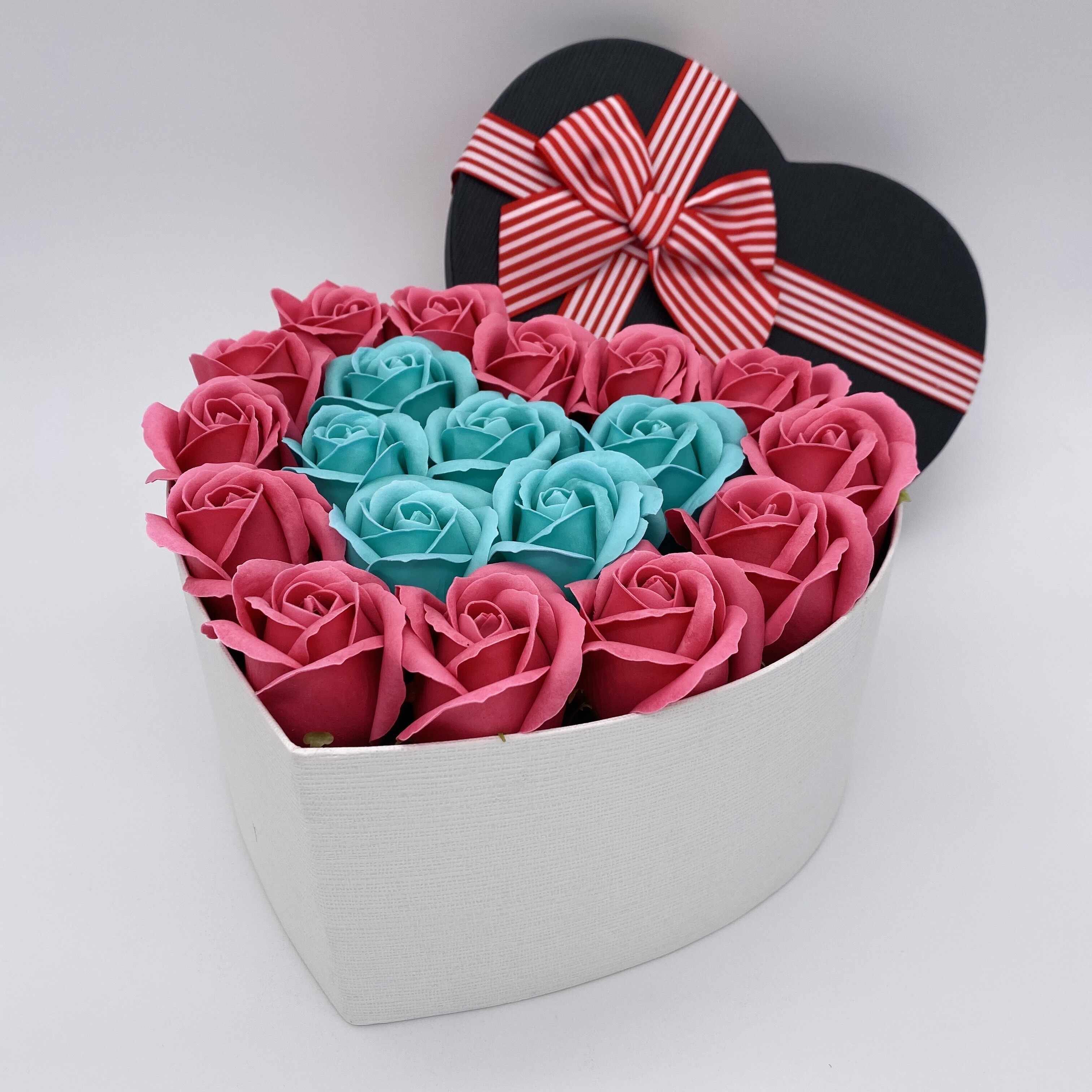 Aranjament Floral in forma de Inima, 25 Trandafiri Turcoaz/Roz, Cutie cu Funda, Mediu
